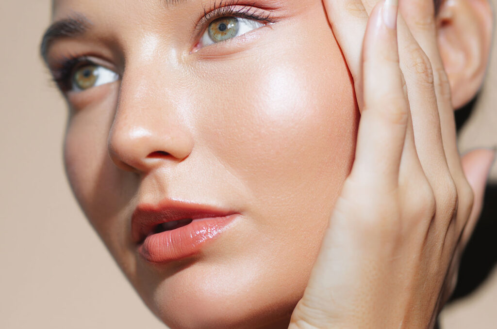 Close-Up Portrait einer jungen Frau mit weicher, glatter Haut