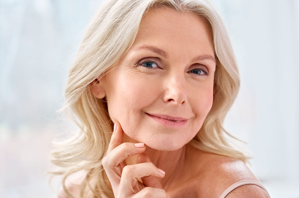 Dame mittleren Alters nach einer Face-Contouring-Behandlung