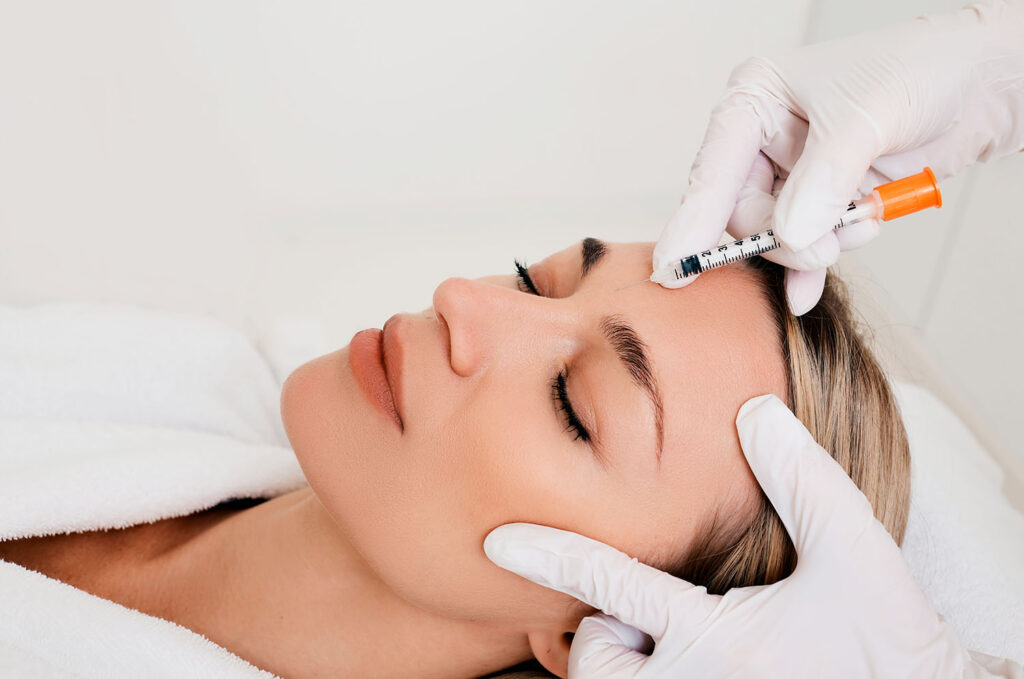 Eine Frau bekommt eine Mesotherapie-Behandlung für mehr Spannkraft und Elastizität der Haut