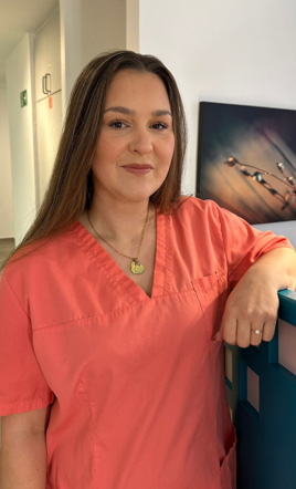 A. Sauerwald, Assistentin in der Hautarztpraxis in Kassel, Dr. Sonja Ehlen